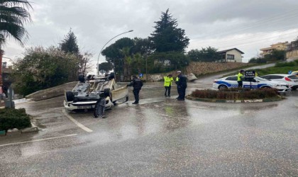 Hızını alamayan otomobil, kavşakta devrilerek ters döndü: 1 yaralı