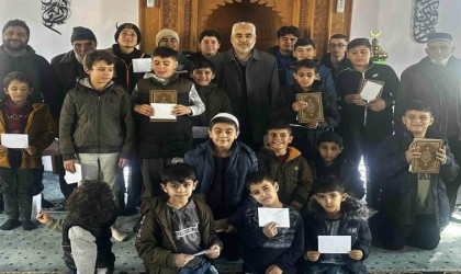 Hüyükte yarı yıl tatilinde camiye giden öğrenciler ödüllendirildi