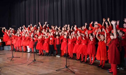 İki Elin Sesi Var Korosuna tam not