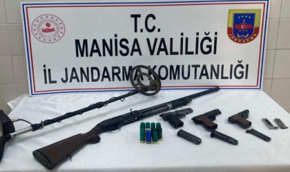 İki evde yapılan aramada ruhsatsız silah ve tüfekler ele geçirildi
