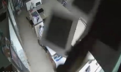 İnanılmaz olay...Kırılan tavandan aşağı kedi böyle düştü