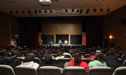 İpekyolunda “Nefes Mehmet Akif” tiyatro oyununa yoğun ilgi