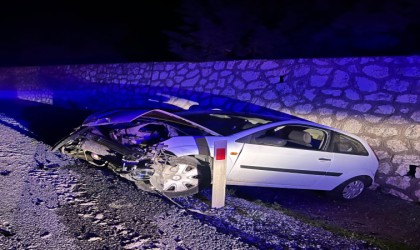 İstinat duvarına çarpan otomobilin sürücüsü yaralandı