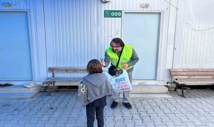 İzmir depremimde oğlunu kaybeden simge isim Elifin babası, enkaz kentte afetzede vatandaşlara umut oluyor