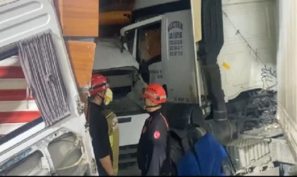 İzmir’de fabrika işçilerinin taşındığı servis minibüsü ile TIR çarpıştı: 2 ölü, 15 yaralı(2)