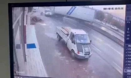 İzmir’de fabrika işçilerinin taşındığı servis minibüsü ile TIR çarpıştı: 3 ölü, 14 yaralı (4)