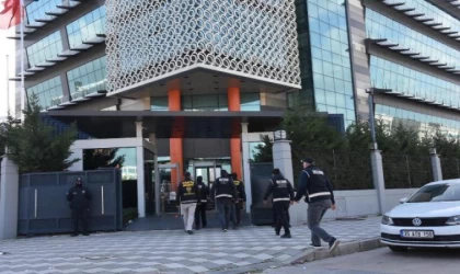 İzmir’de yüksek kar vaadiyle vurgun iddiası; holding patronu dahil 30 kişiye operasyon (2)