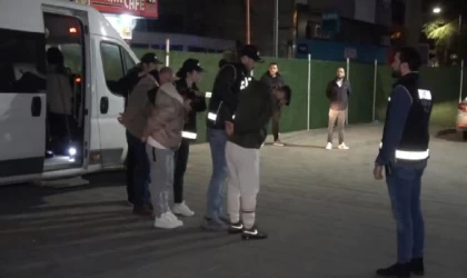 İzmir’de yüksek kar vaadiyle vurgun iddiası; holding patronu dahil 30 kişiye operasyon (5)