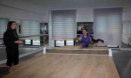 Kadınlar masa tenisi turnuvasında eğlendi