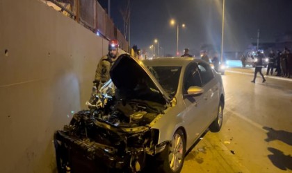 Kamyonete çarpıp savrulan otomobil duvara çarparak durabildi: 2 yaralı