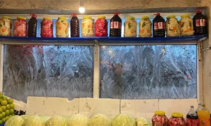 Kars’ta iş yerlerinin camları buz tuttu, araçlar brandayla korundu