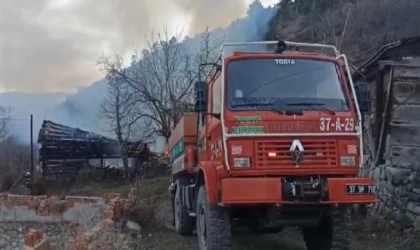 Kastamonu’da müstakil ev ve iki samanlık yandı