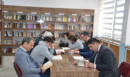Kaymakam Seyman öğrencilerle birlikte kitap okudu
