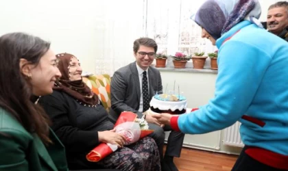 Kaymakam ve eşinden, 73 yaşındaki kadına sürpriz doğum günü