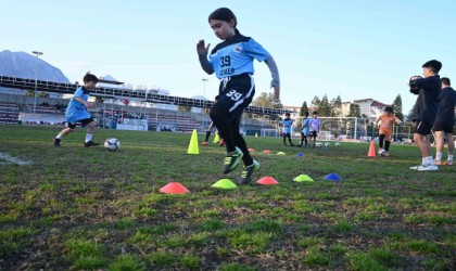 Kemer Belediyesi, geleceğin futbolcularını yetiştiriyor