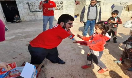 Kendi engellerini unutup depremzedelerin yardımına koştu