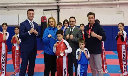 Kick Boks Şampiyonasından derece ile dönen baba oğula Kaymakam Hakan Alkandan ödül