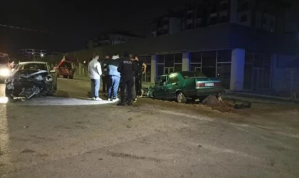 Kocaeli’de iki otomobil kafa kafaya çarpıştı: 3 yaralı