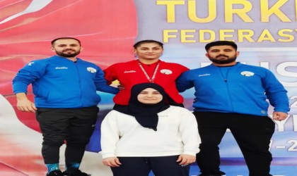 Kozanlı kadın güreşçi dünya ikincisini minderde devirdi, şampiyon oldu
