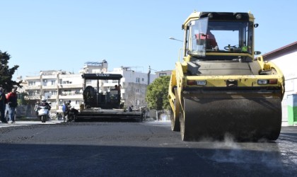 Kuşadasında sıcak asfalt çalışmaları Camiatik Mahallesi ile sürüyor