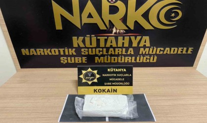 Kütahyada otobüs yolcusunun kemerine sıkıştırılmış uyuşturucu ele geçirildi