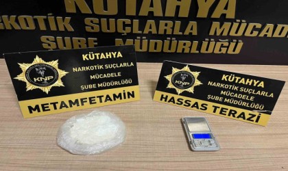 Kütahyada uyuşturucu bulunan araçtaki 2si kadın 3 kişi gözaltına alındı