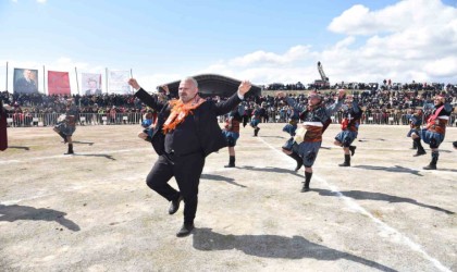 Menemende Folklorik Deve Gösterisi heyecanı