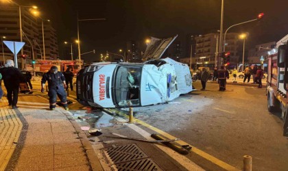 Mersinde ambulans ile otomobil çarpıştı: 1i ağır 7 yaralı