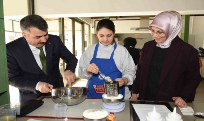 Minik şefler başkan amca ile mutfakta