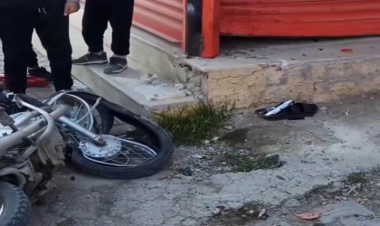 Motosikletli gencin hayatını kaybettiği kaza güvenlik kameralarına yansıdı