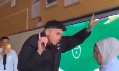 Öğretmenin karşısında oynayıp TikTok videosu çektiler