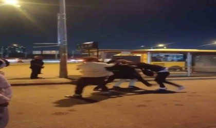 Otobüs şoförüyle yolcu arasında kavga çıktı, cadde ringe döndü