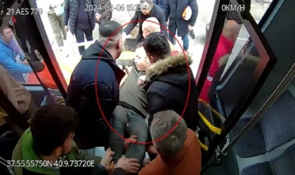 Otobüste fenalaşan yolcu, hastaneye yetiştirildi; o anlar kamerada