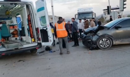 Otomobil ile çarpışan motosiklet sürücüsü yaralandı