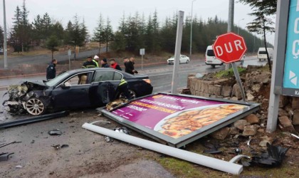 Otomobil istinat duvarına çarptı: 2si ağır 4 yaralı