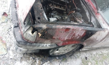 Otomobil motor kısmından yandı