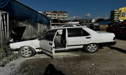 Park halindeki otomobil alev aldı