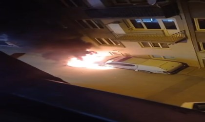 Park halindeki otomobil alev alev yandı