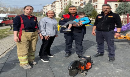 Parkta cimnastik aletlerine sıkışan çocuğu itfaiye kurtardı