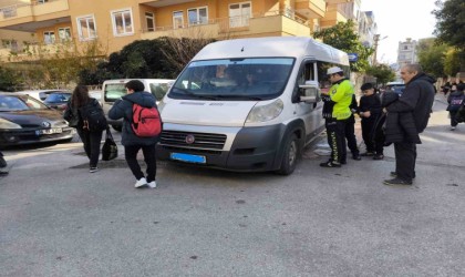 Polis ekiplerinden okul servis araçları ve çevrelerinde denetim