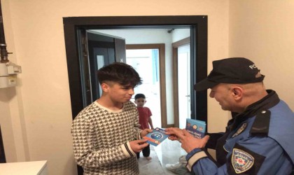 Polis kapı kapı gezip hırsızlığa karşı vatandaşları uyardı