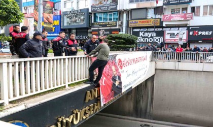 Polisten hayat kurtaran el