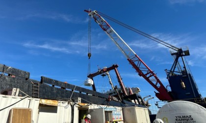 Romanyadan Kastamonuya kadar sürüklenerek karaya oturan geminin yükü boşaltılmaya başlandı
