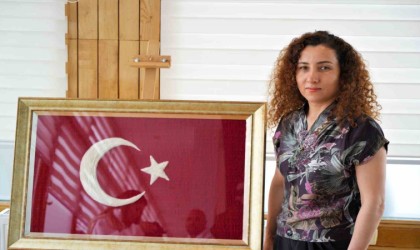 Samsunda hemşire, Alper Gezeravcının annesine vermek için kilim dokuma tekniği ile Türk bayrağı yaptı