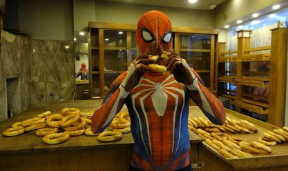 Şehir şehir gezen örümcek adam Kastamonunun yöresel lezzetlerine hayran kaldı