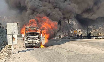 Seyir halindeki yolcu minibüsü alevlere teslim oldu