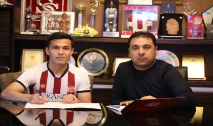 Sivasspor, Azizbek Turgunboev ile 1.5 yıllık sözleşme imzaladı