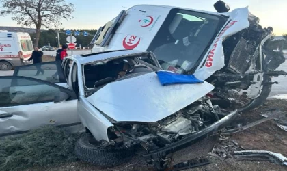 Sivas’ta ambulans ile otomobil çarpıştı: 2’si sağlık personeli 3 yaralı