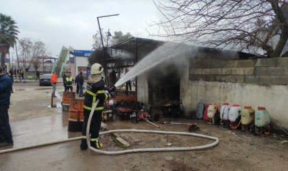 Sobaya yanlışlıkla dökülen benzin iş yerini küle çevirdi