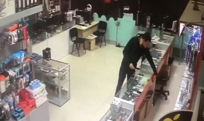 Tablet bakmak için girdiği dükkandan kaşla göz arasında 30 bin TL değerinde 2 telefonu alarak kaçtı
